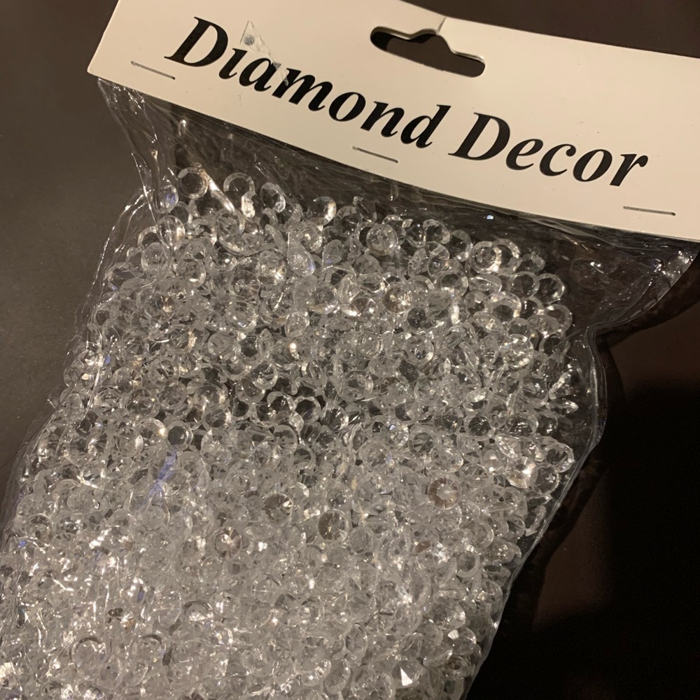 Diamond confetti decor